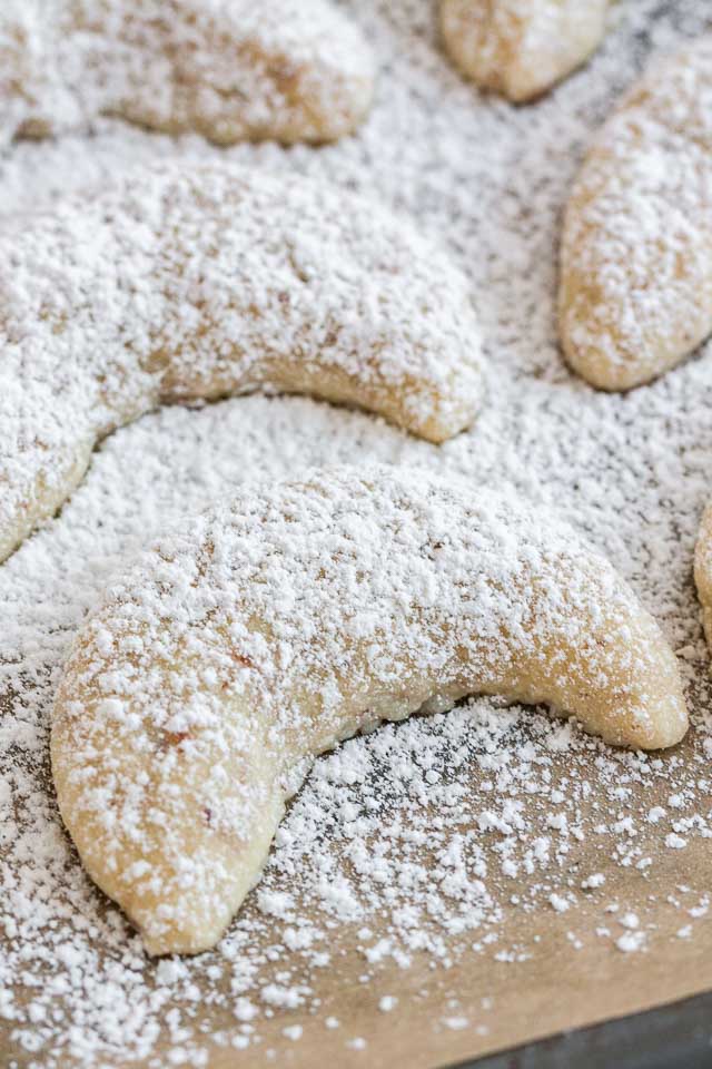 Gros plan sur des Vanillekipferl saupoudrés de sucre glace