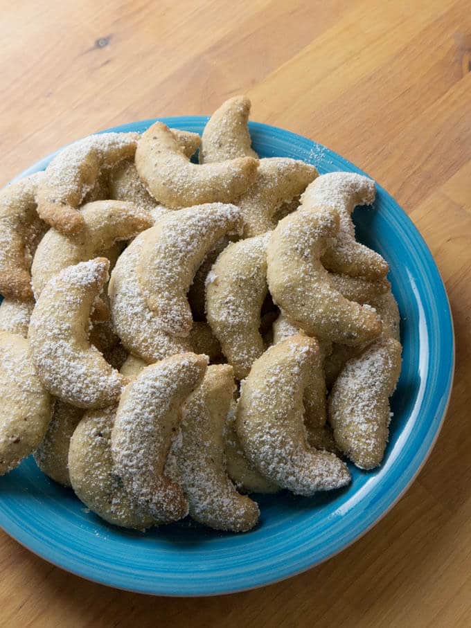 Les Vanillekipferl (biscuits allemands en croissant à la vanille) sont des biscuits de Noël allemands traditionnels faits avec des noisettes ou des amandes moulues ! Ils sont croustillants et beurrés et deviennent encore meilleurs après quelques jours.