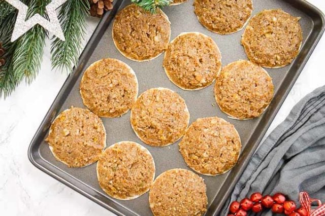 Douze Lebkuchen sur une plaque de cuisson.