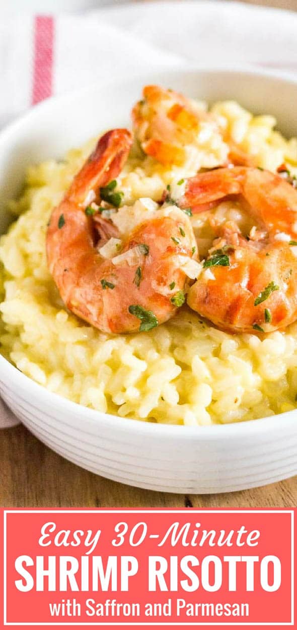 Gros plan d'un bol blanc avec du risotto au safran et des crevettes frites.
