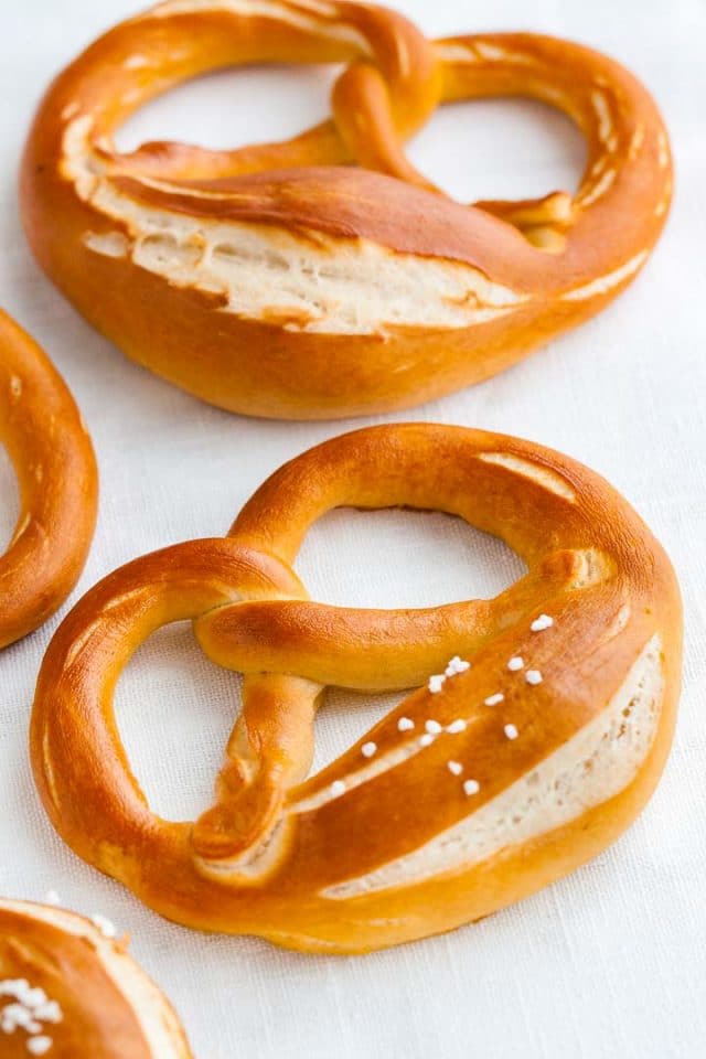 Trois bretzels sur du papier sulfurisé.