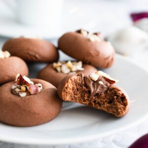 Cookies au Nutella sur une assiette blanche