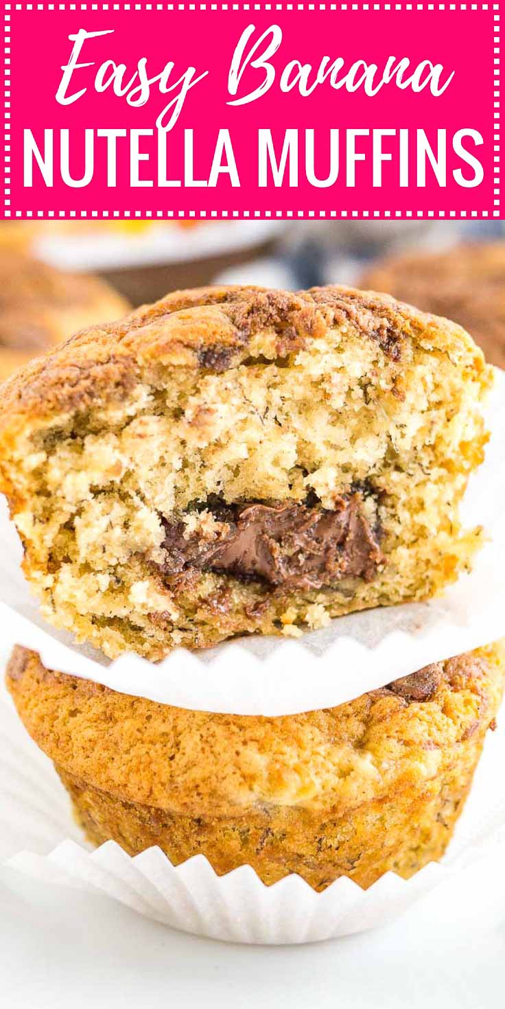 Image avec le texte : muffins banane nutella faciles, image : Gros plan de deux muffins banane nutella empilés l'un sur l'autre sur une assiette blanche, avec d'autres muffins et un pot de nutella en arrière-plan. Le muffin du dessus a déjà une grosse bouchée.