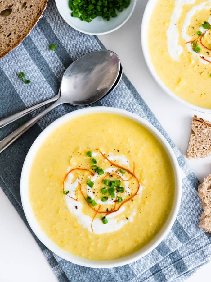 Cette soupe de maïs au curry est crémeuse, un peu épicée et pleine de saveur ! C'est un excellent plat pour les soirées de semaine : en 15 minutes, vous avez un repas délicieux. Servez avec une baguette ou du pain pita !