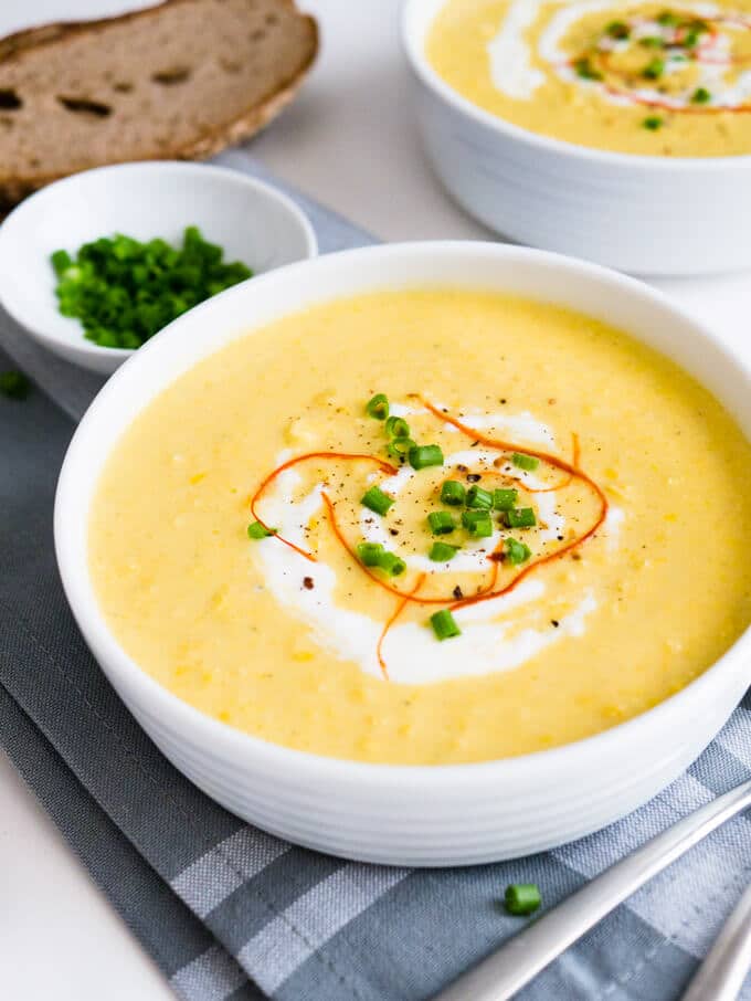 Cette soupe de maïs au curry est crémeuse, un peu épicée et pleine de saveur ! C'est un excellent plat pour les soirées de semaine : en 15 minutes, vous avez un repas délicieux. Servez avec une baguette ou du pain pita !