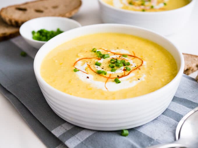 Cette soupe de maïs au curry est crémeuse, un peu épicée et pleine de saveur ! C'est un excellent plat pour les soirées de semaine : en 15 minutes, vous avez un repas délicieux. Servez avec une baguette ou du pain pita !