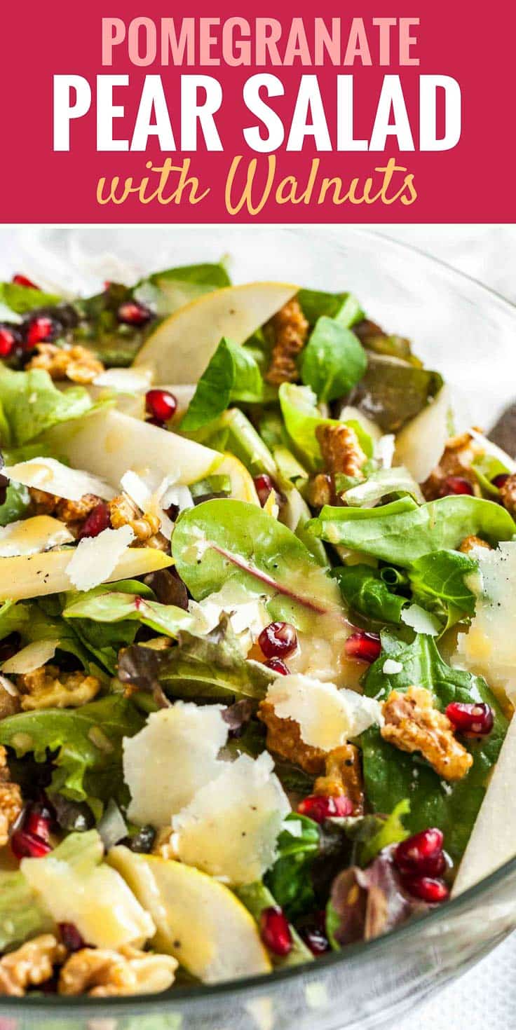 Image avec texte : salade de poire et de grenade avec noix, image : gros plan de salade de poire et de grenade avec noix dans un bol en verre.