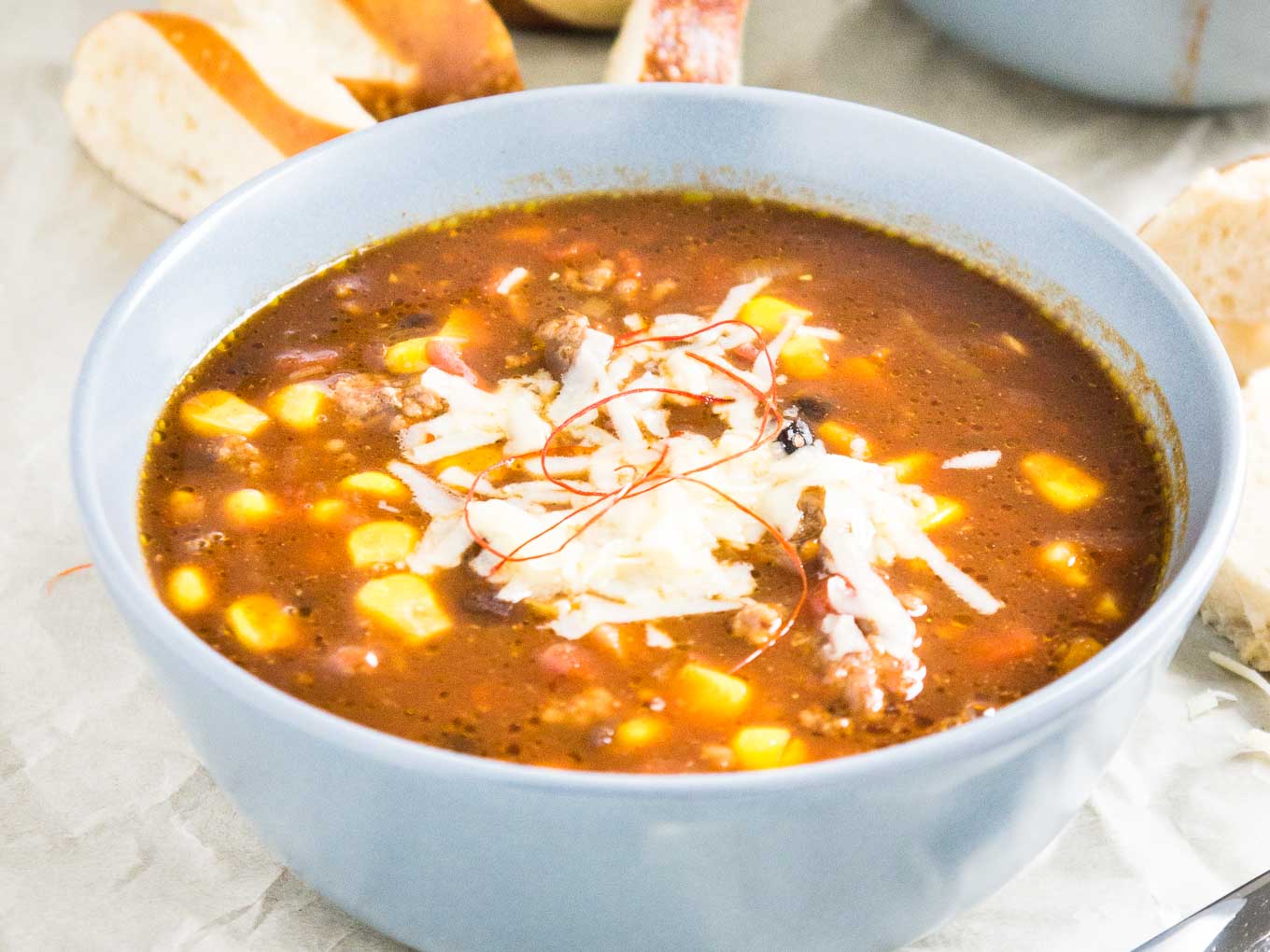Le Chili con Carne à la bière est le plat préféré de mon mari quand ses amis viennent à la maison ! Un repas copieux à base de bière qui ravira à coup sûr tout le monde.