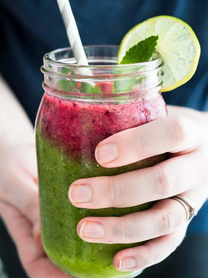 Ce smoothie à l'eau de coco est rempli de framboises, d'épinards, de chia et de mangue ! Chargé de fruits, de légumes et d'eau de coco, cette boisson est saine et délicieuse !