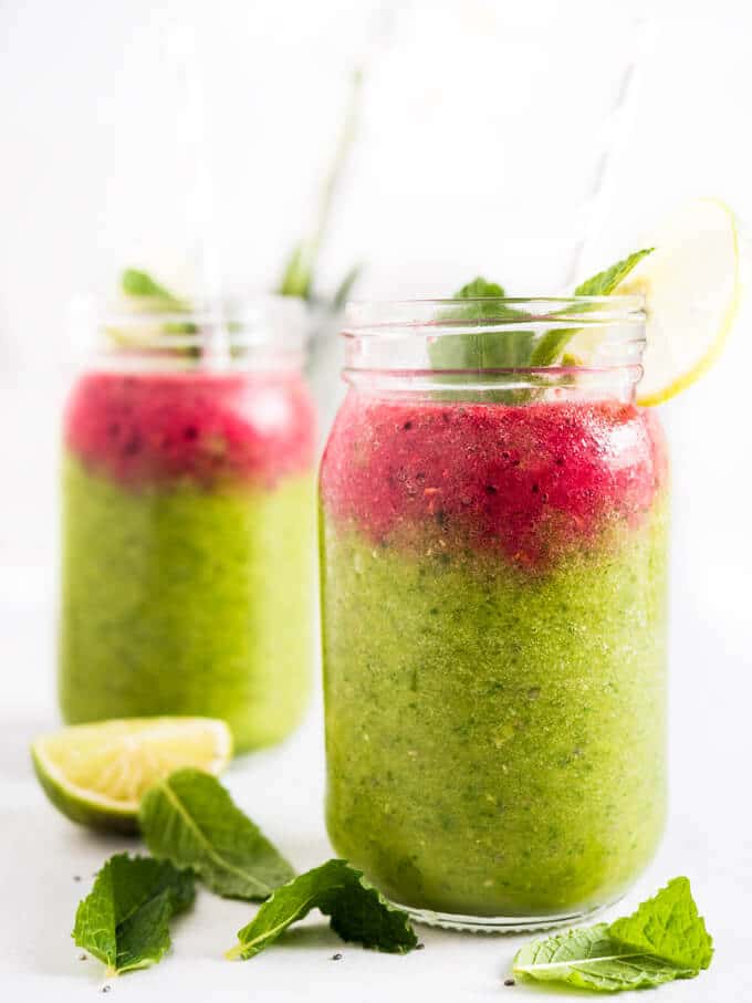 Ce smoothie à l'eau de coco est rempli de framboises, d'épinards, de chia et de mangue ! Chargé de fruits, de légumes et d'eau de coco, cette boisson est saine et délicieuse !