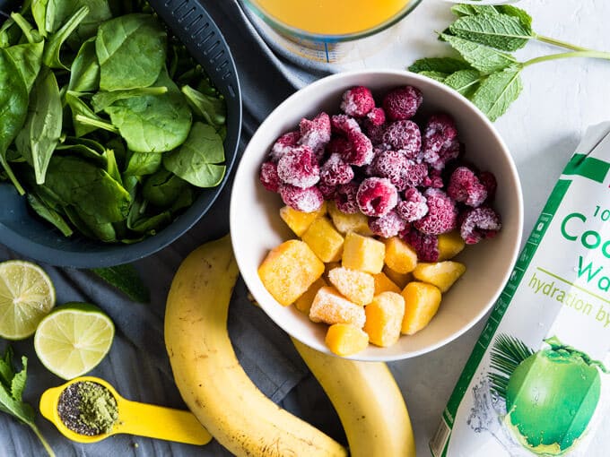 Ce smoothie à l'eau de coco est rempli de framboises, d'épinards, de chia et de mangue ! Chargé de fruits, de légumes et d'eau de coco, cette boisson est saine et délicieuse !