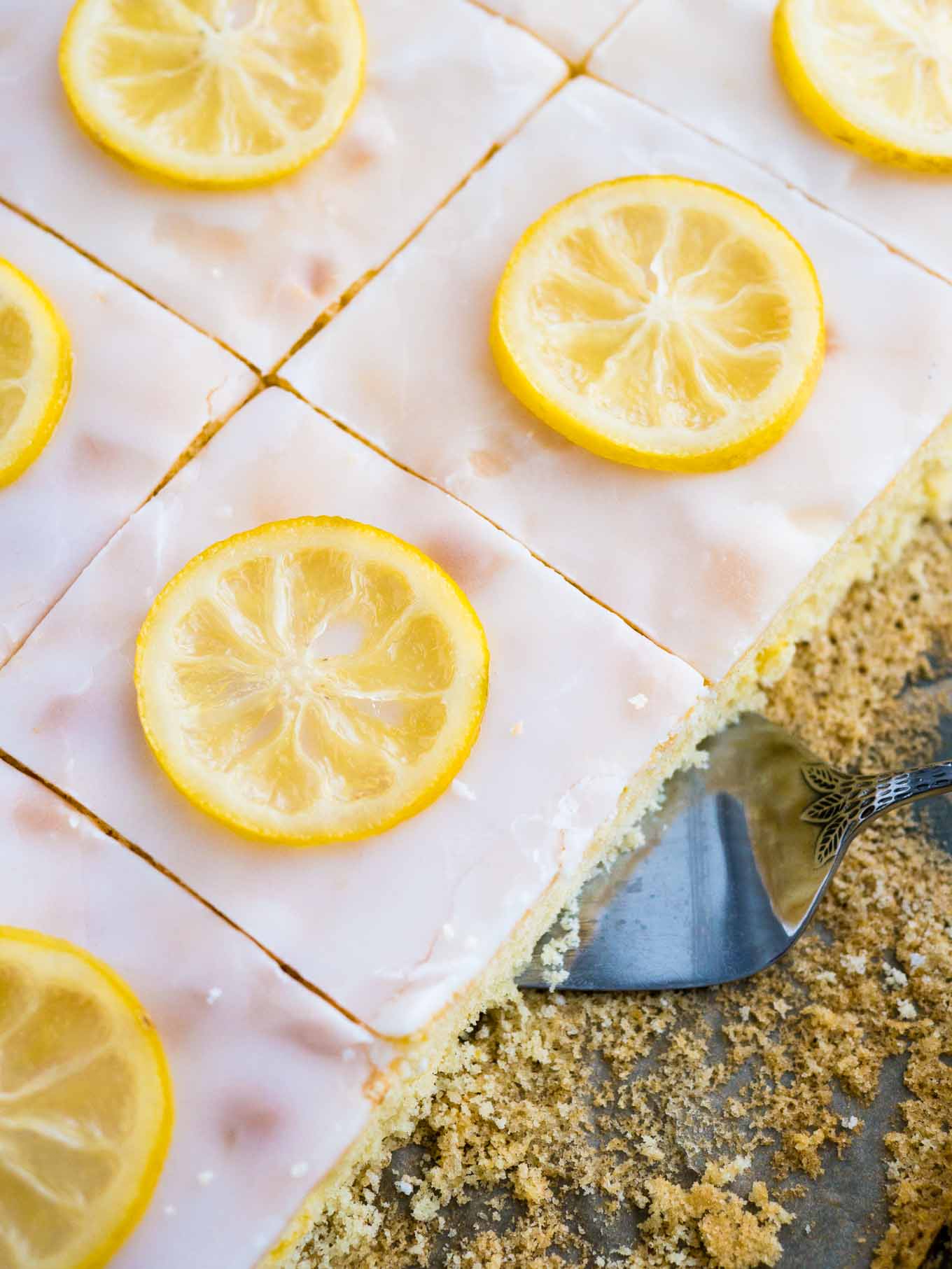 Une recette facile de gâteau au citron qui se prépare dans un moule de 23x33 cm et qui est recouverte d'un délicieux glaçage au citron. Ce gâteau au citron a un goût encore meilleur le lendemain !