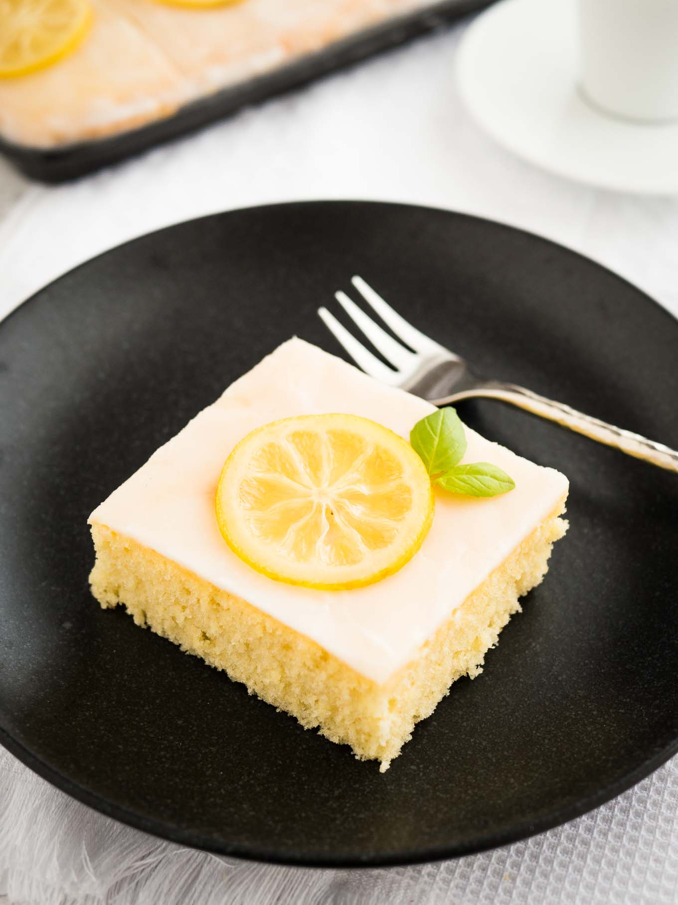 Une recette facile de gâteau au citron qui se prépare dans un moule de 23x33 cm et qui est recouverte d'un délicieux glaçage au citron. Ce gâteau au citron a un goût encore meilleur le lendemain !