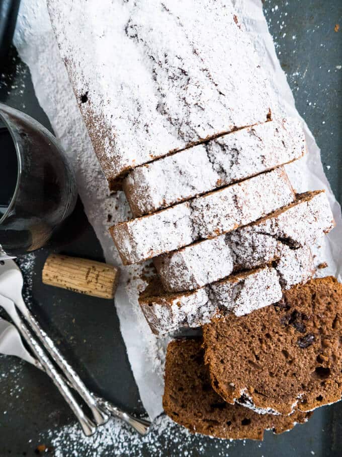 Ce gâteau au chocolat noir et vin rouge est probablement le gâteau le plus préparé dans notre famille ! Parfaite combinaison de saveurs de vin rouge et de chocolat.