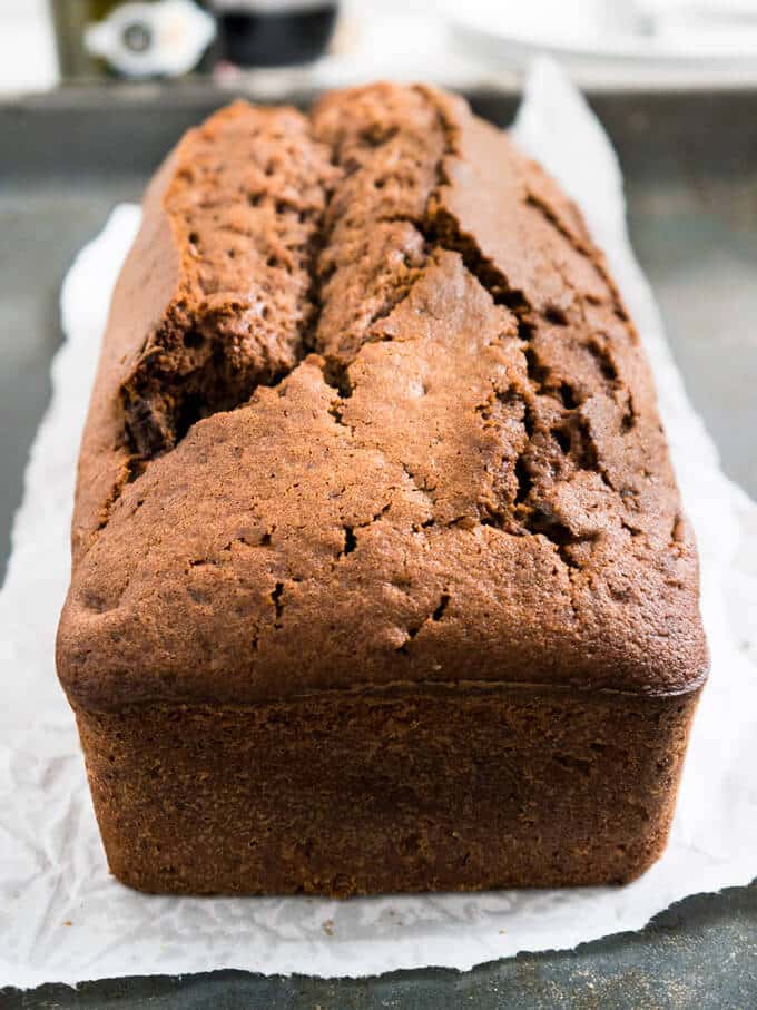Ce gâteau au chocolat noir et vin rouge est probablement le gâteau le plus préparé dans notre famille ! Parfaite combinaison de saveurs de vin rouge et de chocolat.
