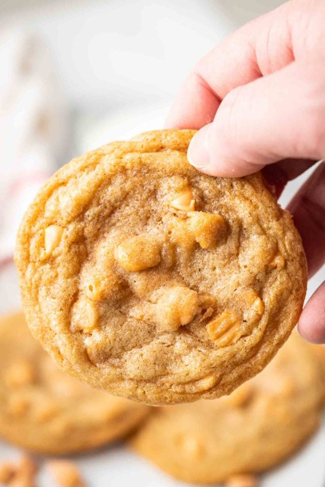 Une main tenant un biscuit au caramel beurre salé