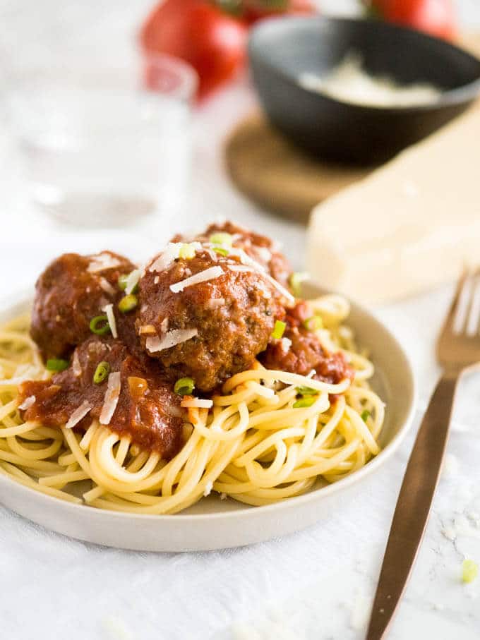 Des boulettes de viande italiennes faciles à préparer à la mijoteuse, noyées dans une sauce marinara maison réalisée avec des herbes italiennes et du vinaigre balsamique. Cette recette se prépare en quelques minutes et fera que tout le monde en redemandera !