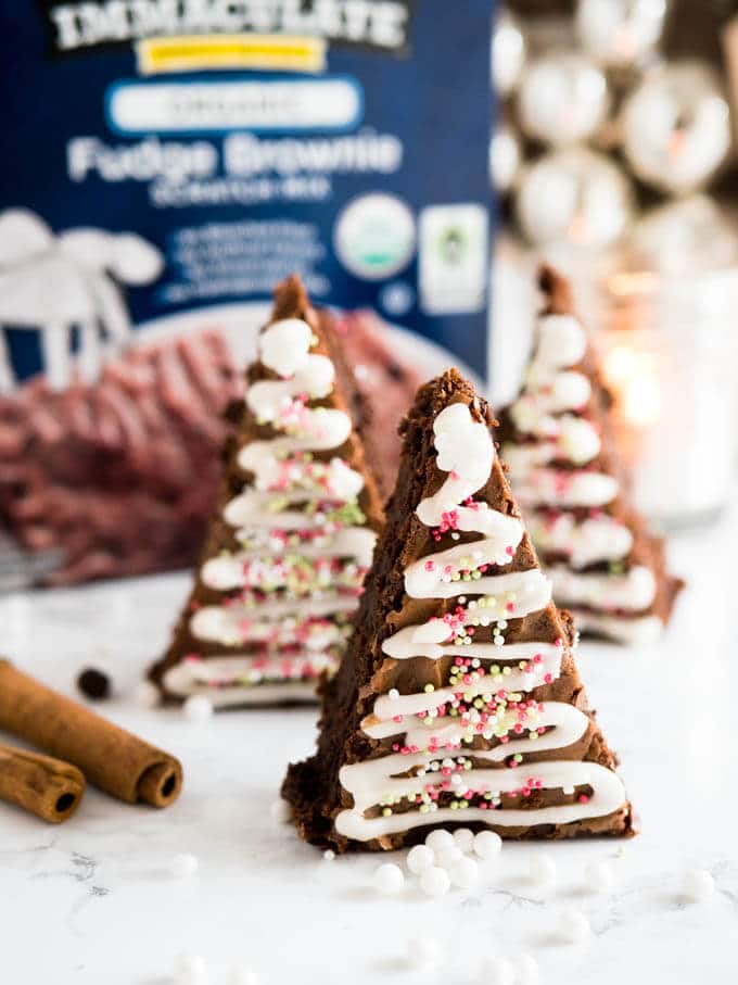 Ces brownies de Noël au pain d'épice se préparent en quelques minutes ! Ajoutez une touche festive à des brownies classiques avec une recette semi-maison facile de brownies en forme de sapin de Noël, parfumés aux épices de pain d'épice et décorés de nombreux vermicelles.