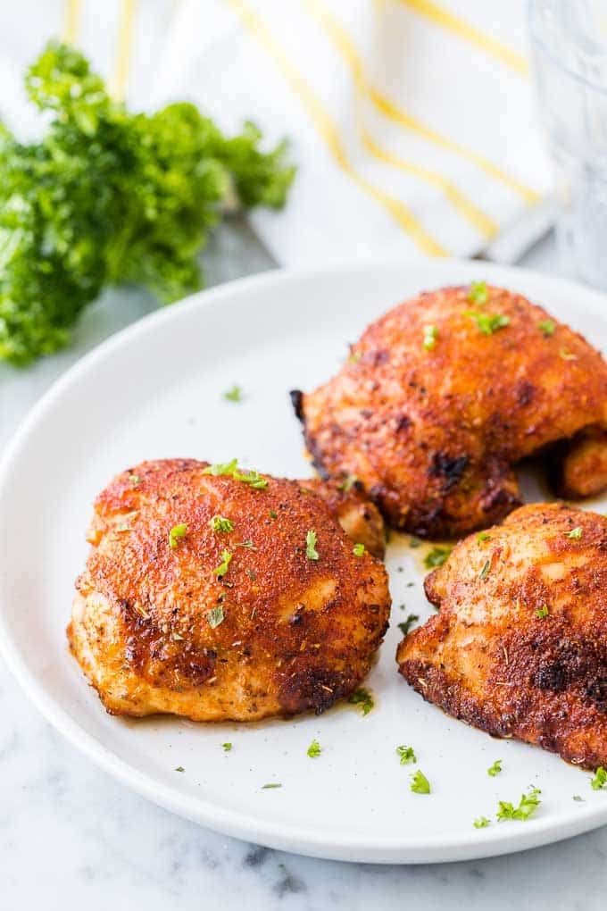 Cuisses de poulet à la friteuse à air sur une assiette
