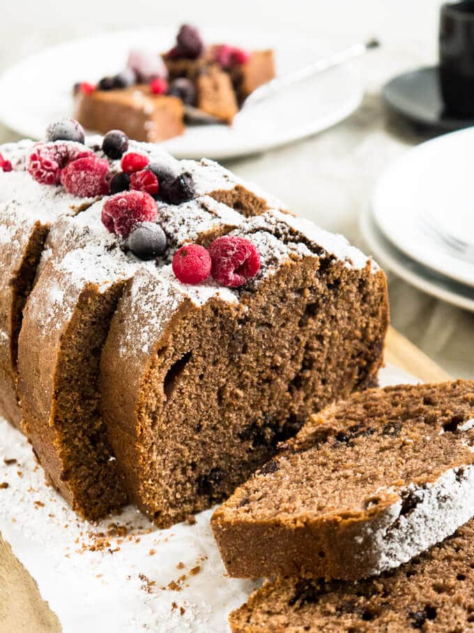 Ce gâteau au chocolat noir et vin rouge est probablement le gâteau le plus préparé dans notre famille ! Parfaite combinaison de saveurs de vin rouge et de chocolat.