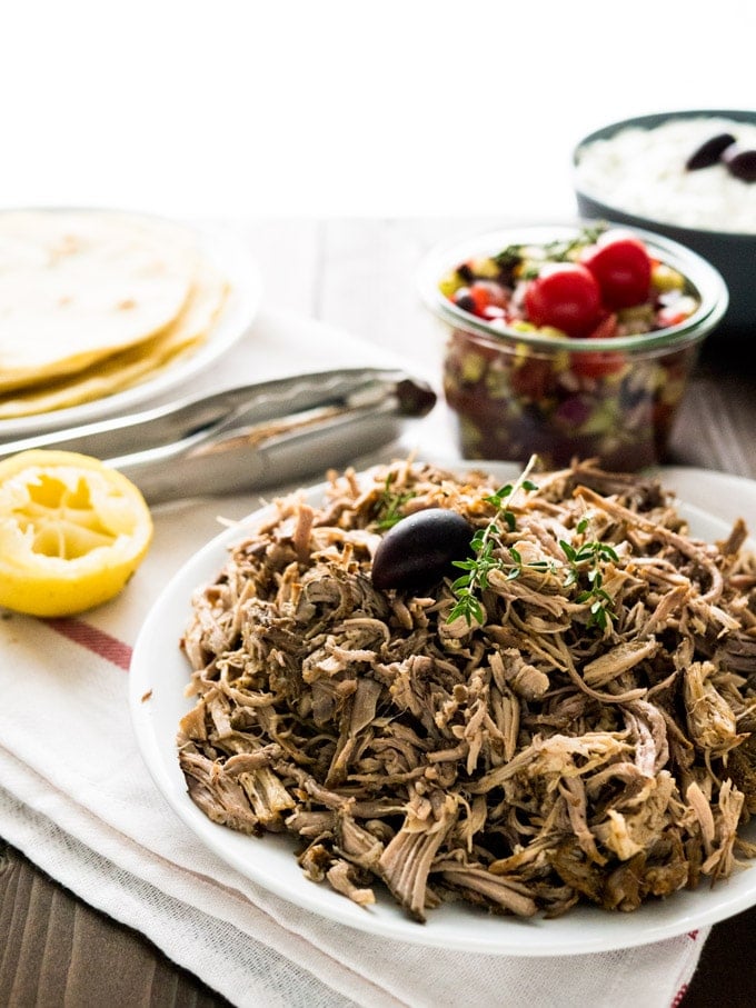 Les meilleurs Gyros de porc effiloché à la mijoteuse - réalisés avec mon mélange d'épices pour gyros grec ! Cette recette facile convient parfaitement aux tacos de style grec ou à des sandwiches simples avec tzatziki.