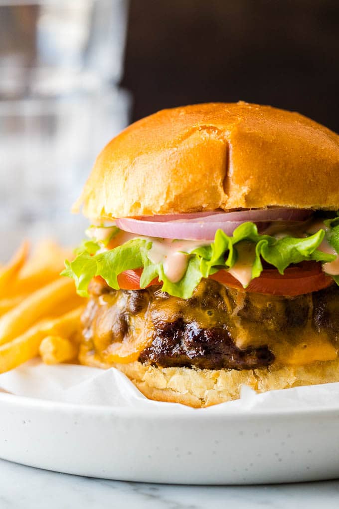 Gros plan sur un hamburger