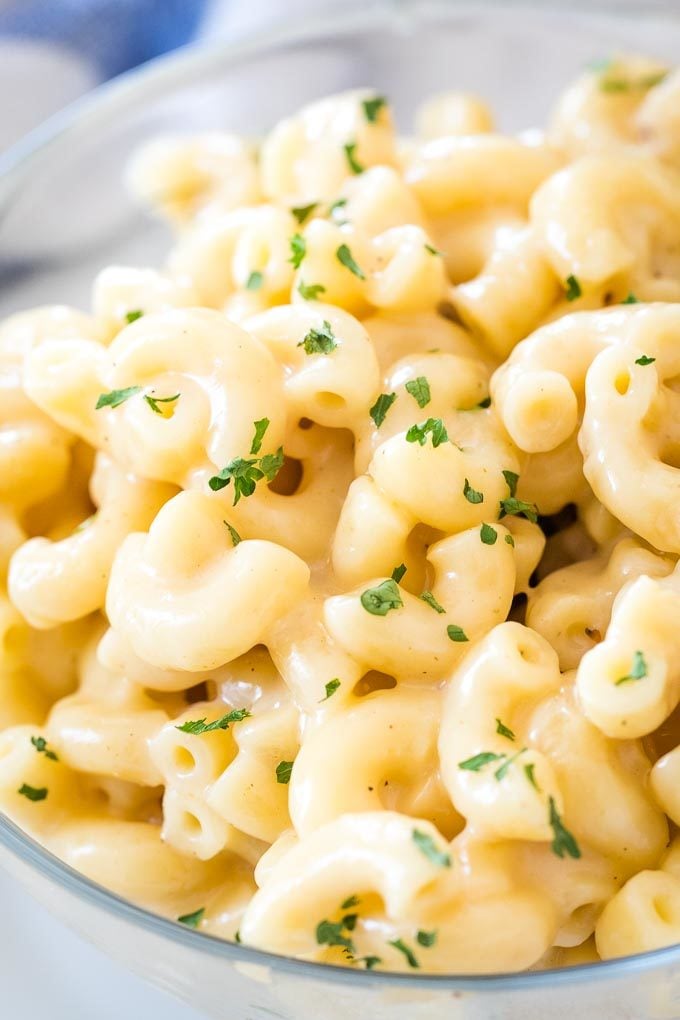 Gros plan sur le Mac and Cheese à la mijoteuse garni de persil