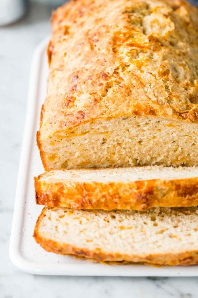Tranches de pain sur un plat de service