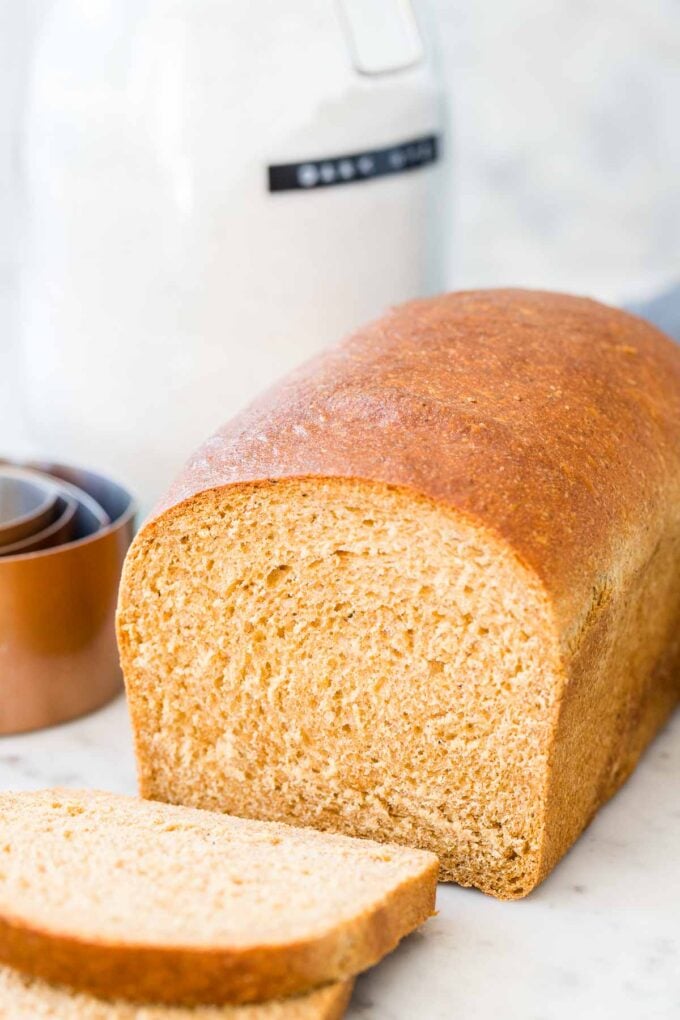 Un pain de blé entier avec une tranche de pain à côté