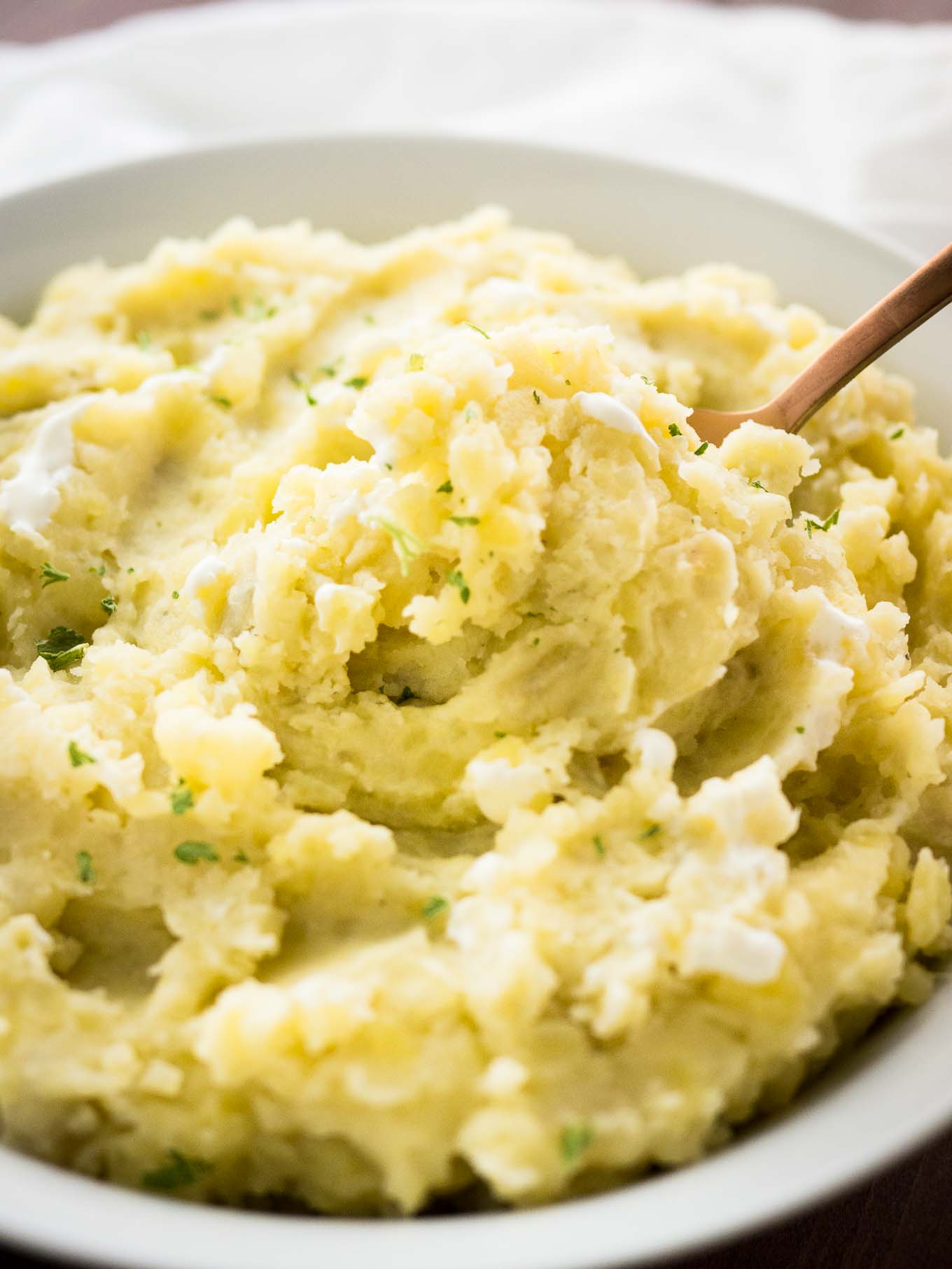 Cette recette de purée de pommes de terre crémeuse à la mijoteuse est tellement facile et parfaite à préparer à l'avance ! Un délicieux accompagnement mijoté pour n'importe quel repas durant l'automne et l'hiver.