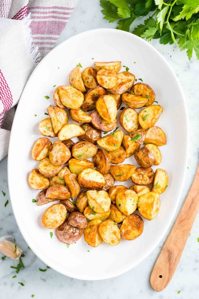 Pommes de terre rôties sur un plat de service