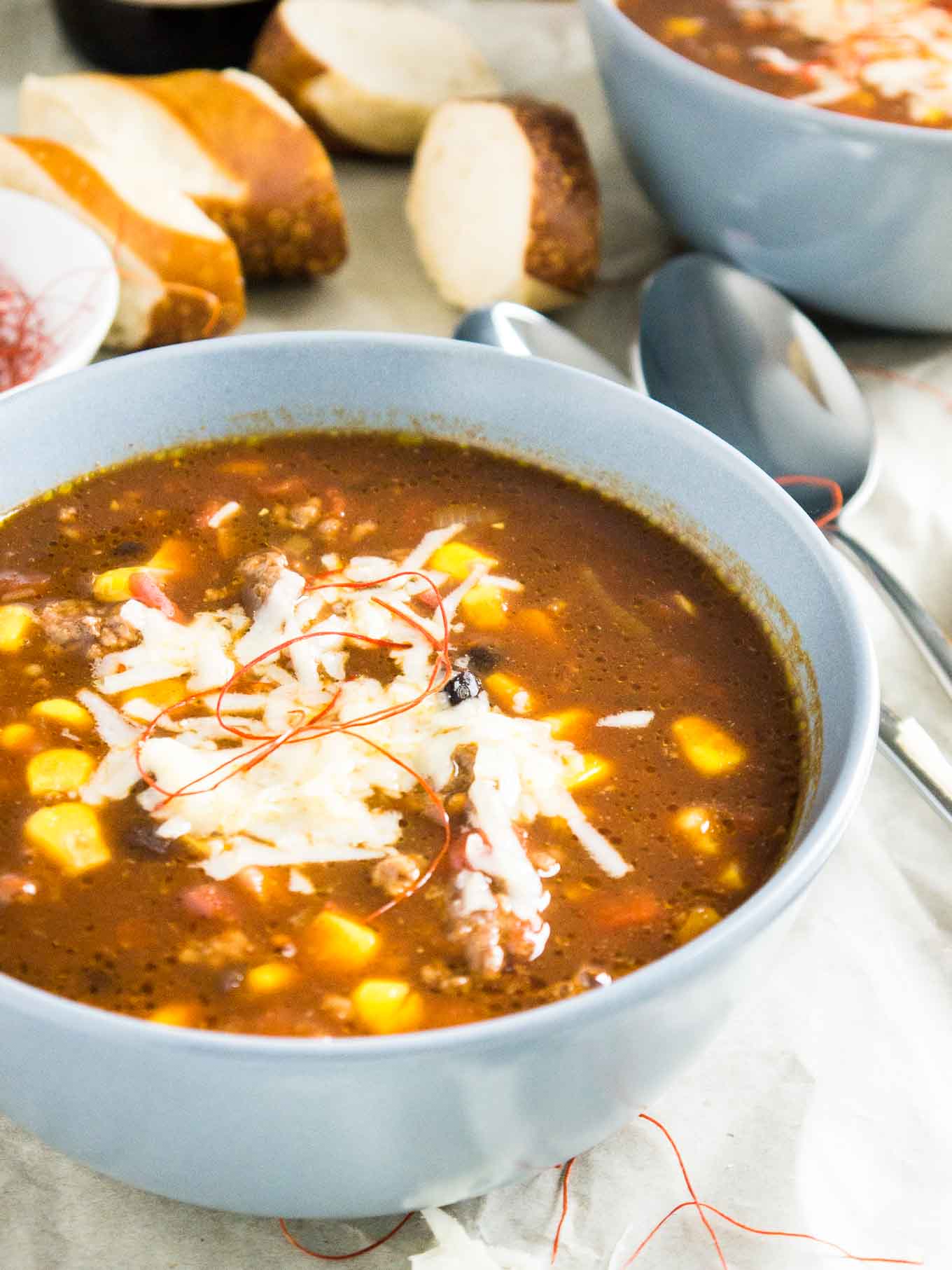 Le Chili con Carne à la bière est le plat préféré de mon mari quand ses amis viennent à la maison ! Un repas copieux à base de bière qui ravira à coup sûr tout le monde.