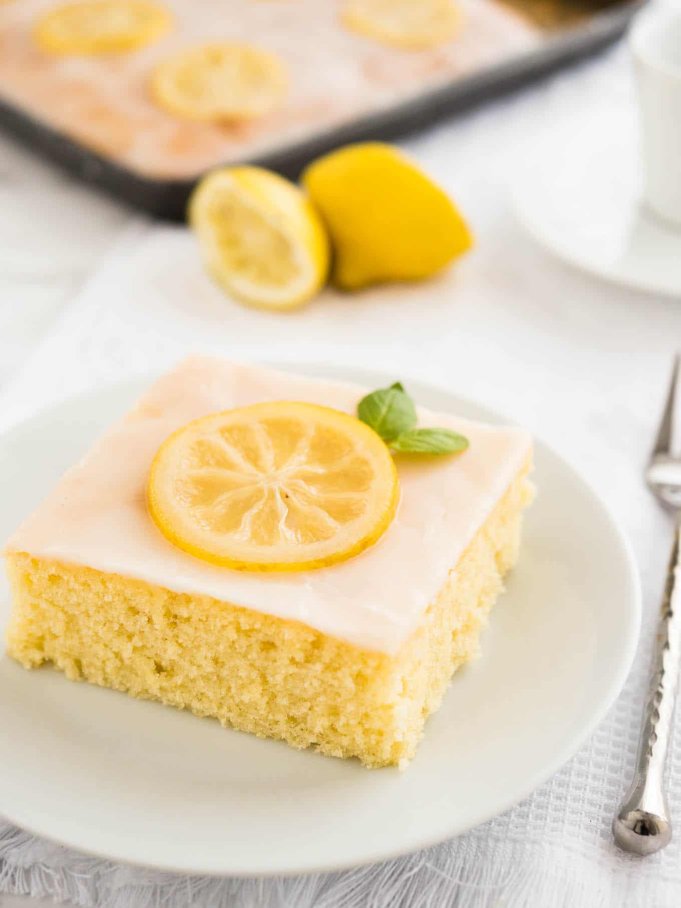Une recette facile de gâteau au citron qui se prépare dans un moule de 23x33 cm et qui est recouverte d'un délicieux glaçage au citron. Ce gâteau au citron a un goût encore meilleur le lendemain !