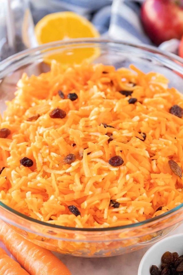 Salade de carottes avec raisins dans un bol en verre