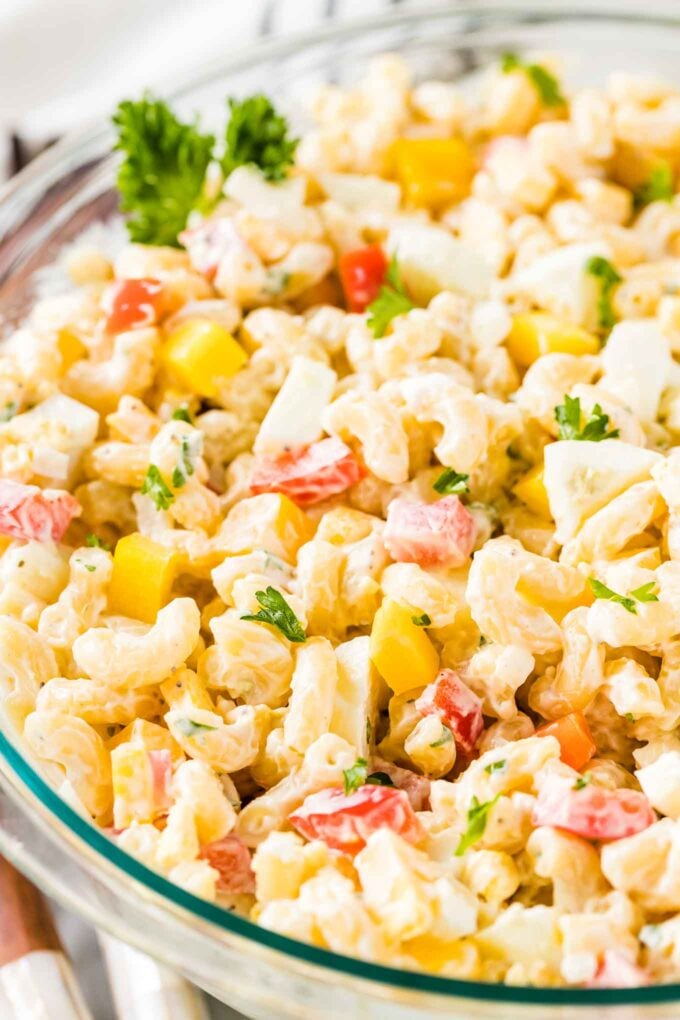 Salade de macaroni dans un bol en verre
