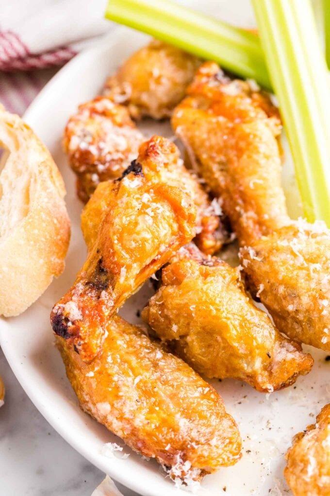 Ailes de poulet à l'ail parmesan sur une assiette