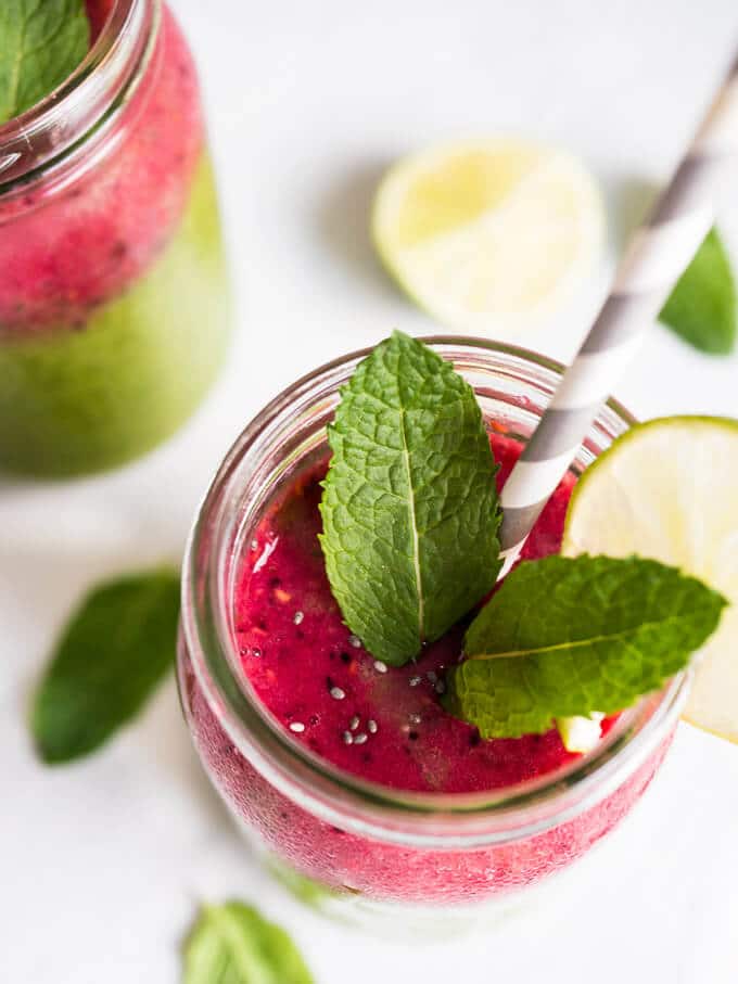 Ce smoothie à l'eau de coco est rempli de framboises, d'épinards, de chia et de mangue ! Chargé de fruits, de légumes et d'eau de coco, cette boisson est saine et délicieuse !
