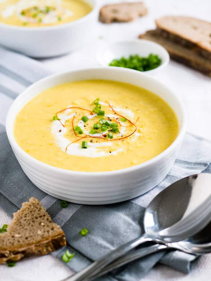 Cette soupe de maïs au curry est crémeuse, un peu épicée et pleine de saveur ! C'est un excellent plat pour les soirées de semaine : en 15 minutes, vous avez un repas délicieux. Servez avec une baguette ou du pain pita !