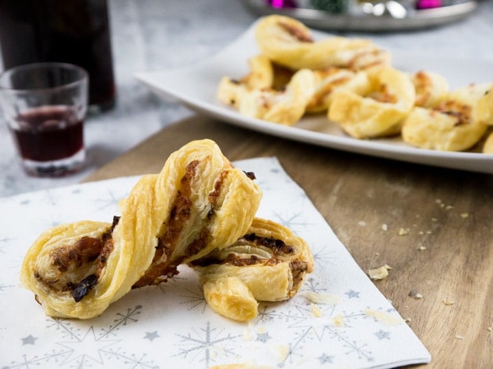 Faciles et rapides à réaliser, des Torsades de Pâte Feuilletée au Bacon & Fromage. Parfaites pour votre prochaine fête !