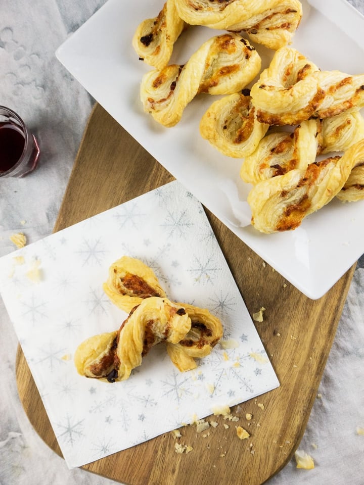 Faciles et rapides à réaliser, des Torsades de Pâte Feuilletée au Bacon & Fromage. Parfaites pour votre prochaine fête !