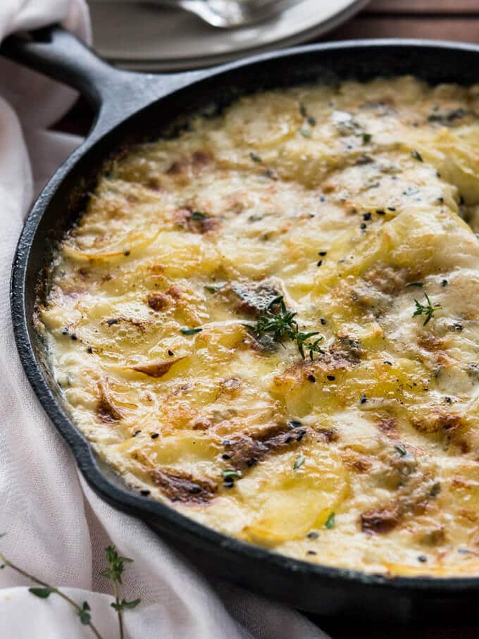 La recette de pommes de terre au gorgonzola au gratin est la seule recette de gratin de pommes de terre dont vous aurez jamais besoin ! Cette recette facile et crémeuse de Gratin Dauphinois est pleine de fromage et constitue un excellent plat réconfortant parfait pour nourrir un grand groupe.