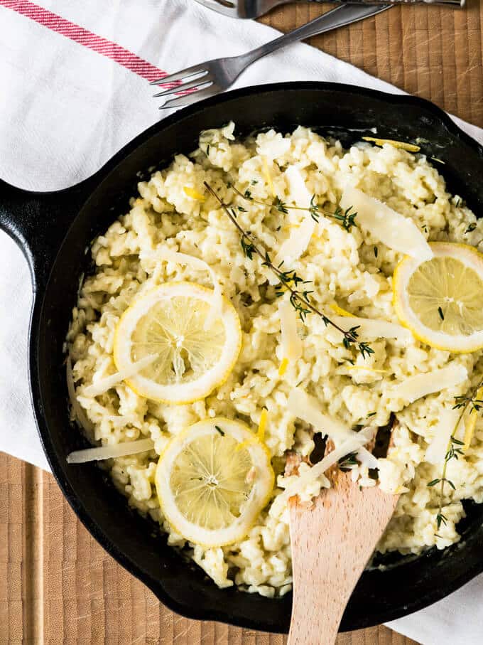 Le risotto crémeux au citron est un plat d'été parfait, préparé avec du parmesan, du romarin et des citrons frais. Une nourriture réconfortante pour les journées ensoleillées ou chaque fois que vous avez besoin d'un peu de soleil dans votre vie !