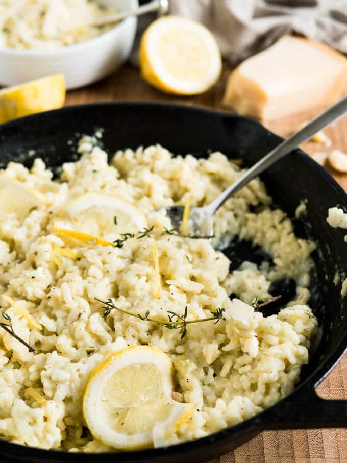 Le risotto crémeux au citron est un plat d'été parfait, préparé avec du parmesan, du romarin et des citrons frais. Une nourriture réconfortante pour les journées ensoleillées ou chaque fois que vous avez besoin d'un peu de soleil dans votre vie !
