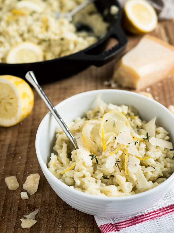 Le risotto crémeux au citron est un plat d'été parfait, préparé avec du parmesan, du romarin et des citrons frais. Une nourriture réconfortante pour les journées ensoleillées ou chaque fois que vous avez besoin d'un peu de soleil dans votre vie !