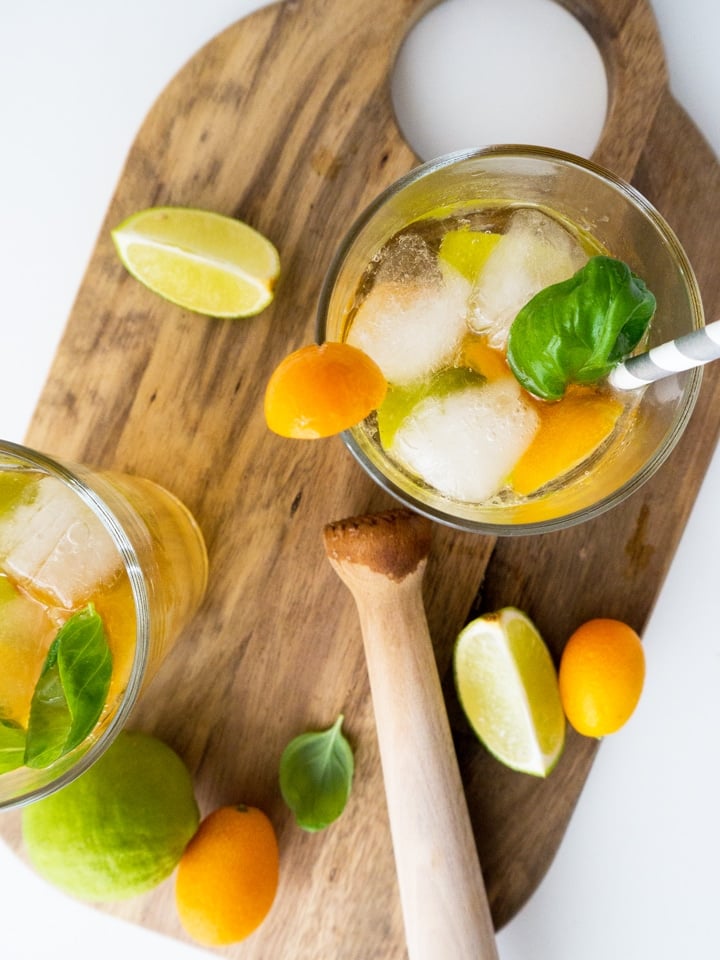 Cette délicieuse et rafraîchissante limonade au kumquat, basilic et gingembre est parfaite lorsque vous souhaitez une boisson sophistiquée sans avoir mal à la tête le lendemain !