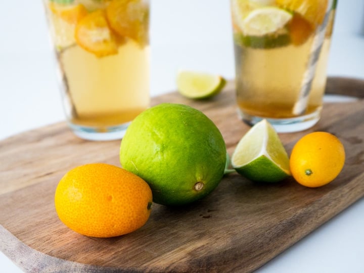 Cette délicieuse et rafraîchissante limonade au kumquat, basilic et gingembre est parfaite lorsque vous souhaitez une boisson sophistiquée sans avoir mal à la tête le lendemain !