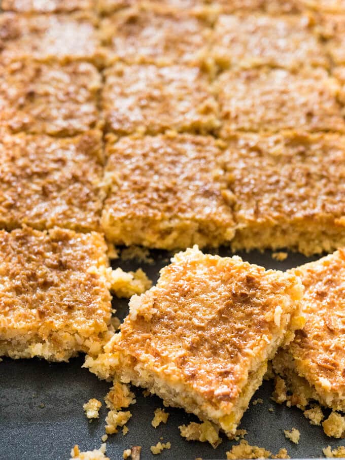 Les carrés tropicaux de noix de coco ont un goût de barres chocolatées ! Trois délicieuses couches surmontées de lait concentré sucré font de ce dessert une petite gourmandise coupable.