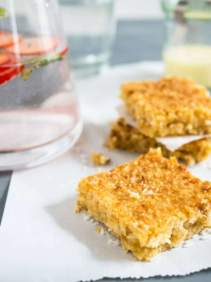 Les carrés tropicaux de noix de coco ont un goût de barres chocolatées ! Trois délicieuses couches surmontées de lait concentré sucré font de ce dessert une petite gourmandise coupable.
