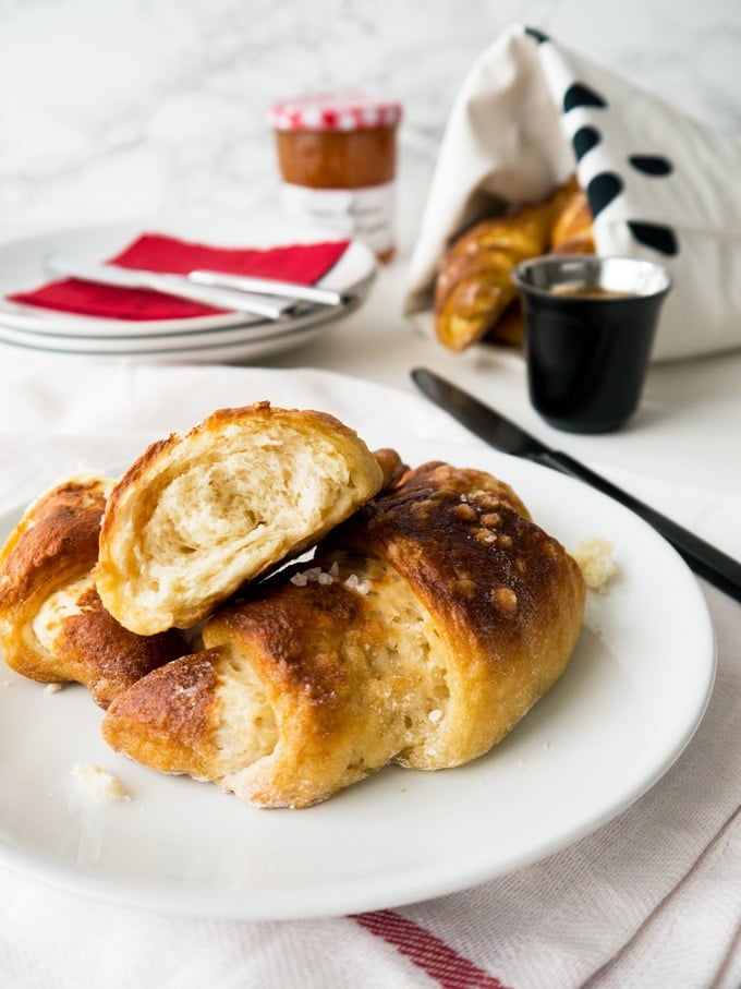 Des croissants bretzel faits maison avec de la pâte à levure et de la pâte feuilletée achetée en magasin. Ils combinent le feuilleté d'un croissant au beurre avec la texture d'un bretzel.