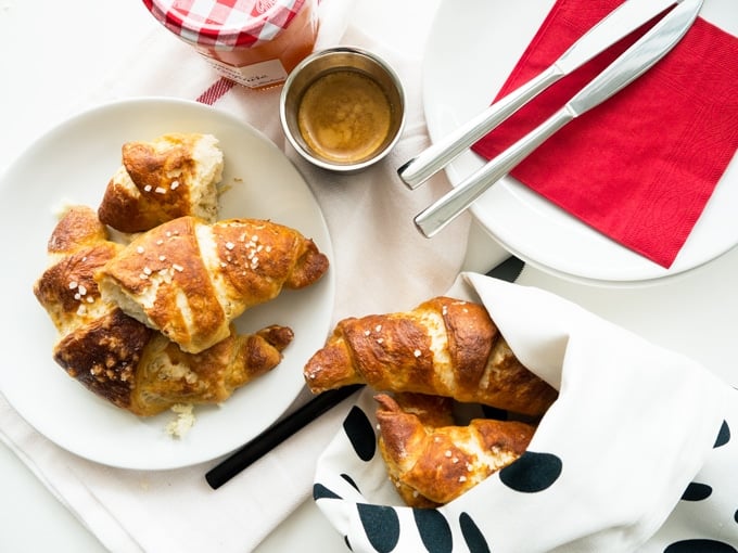 Des croissants bretzel faits maison avec de la pâte à levure et de la pâte feuilletée achetée en magasin. Ils combinent le feuilleté d'un croissant au beurre avec la texture d'un bretzel.
